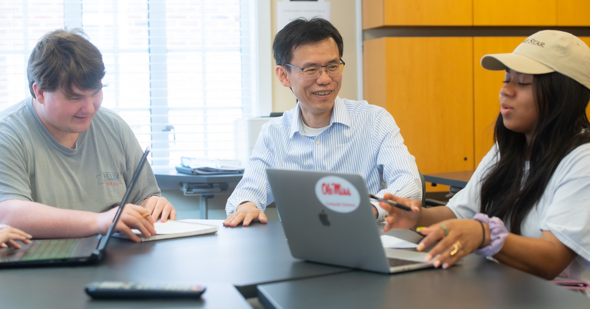 Chair Yixin Chen with students